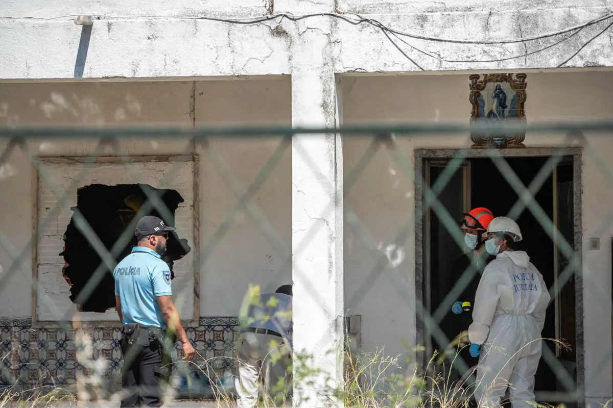 Autoridades encontraram corpos carbonizados do casal impedido de sair por buraco no antigo extrenato