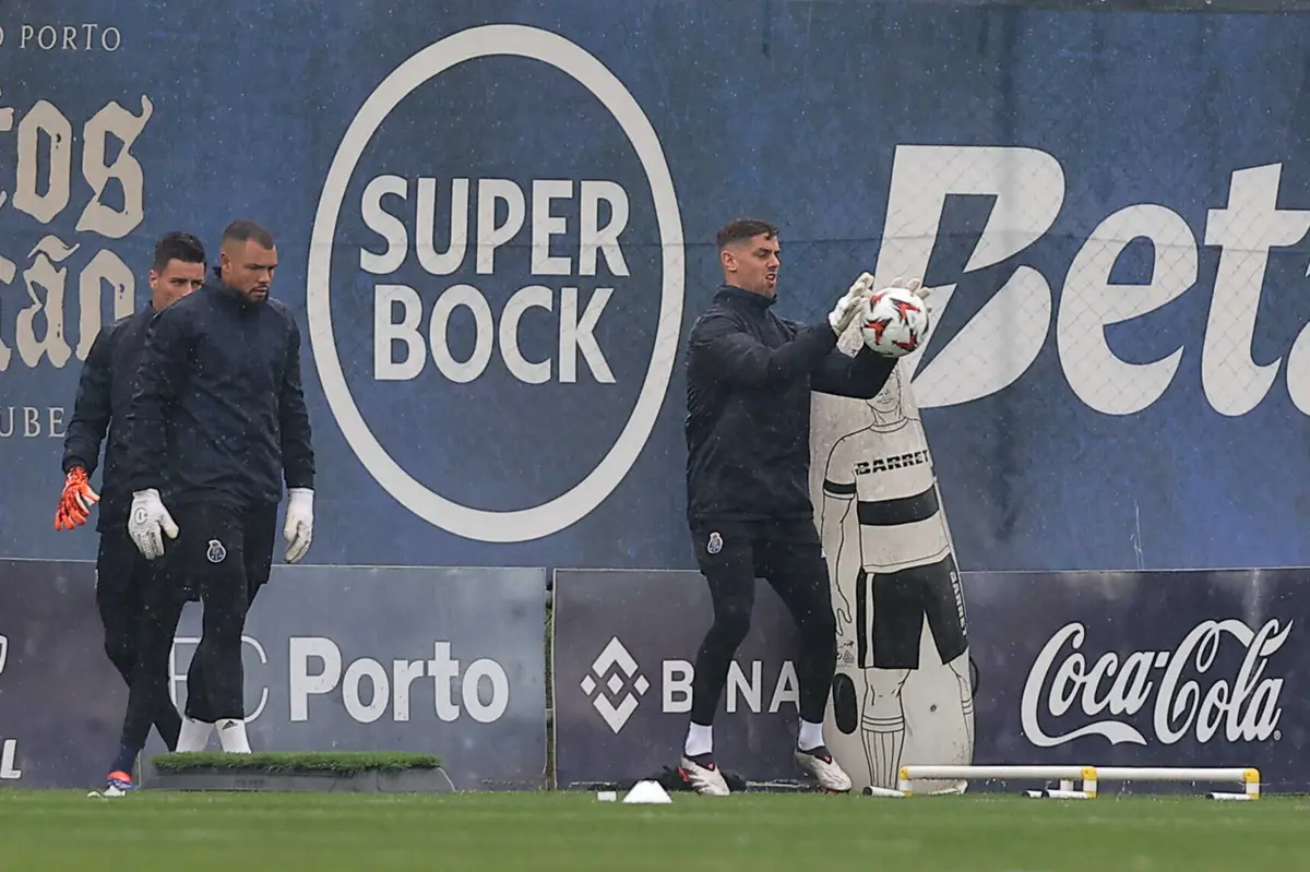 Cláudio Ramos em ação num treino no Olival