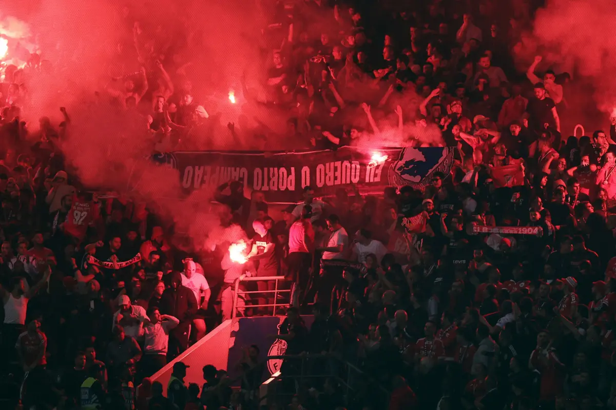 Adeptos do Benfica deflagram pirotecnia