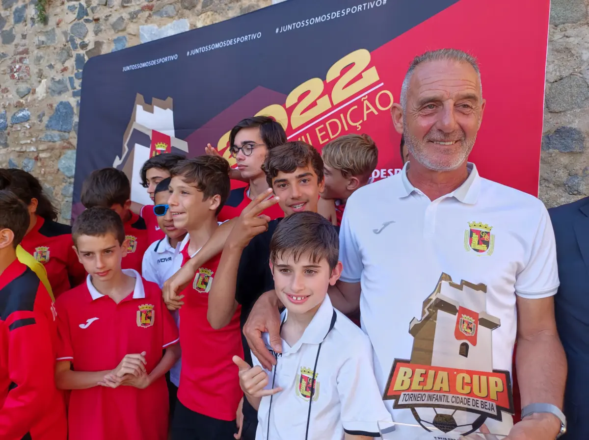 Agatão jogou no Boavista e no Estrela da Amadora e foi treinador do Santa Clara, Operário e Praiense