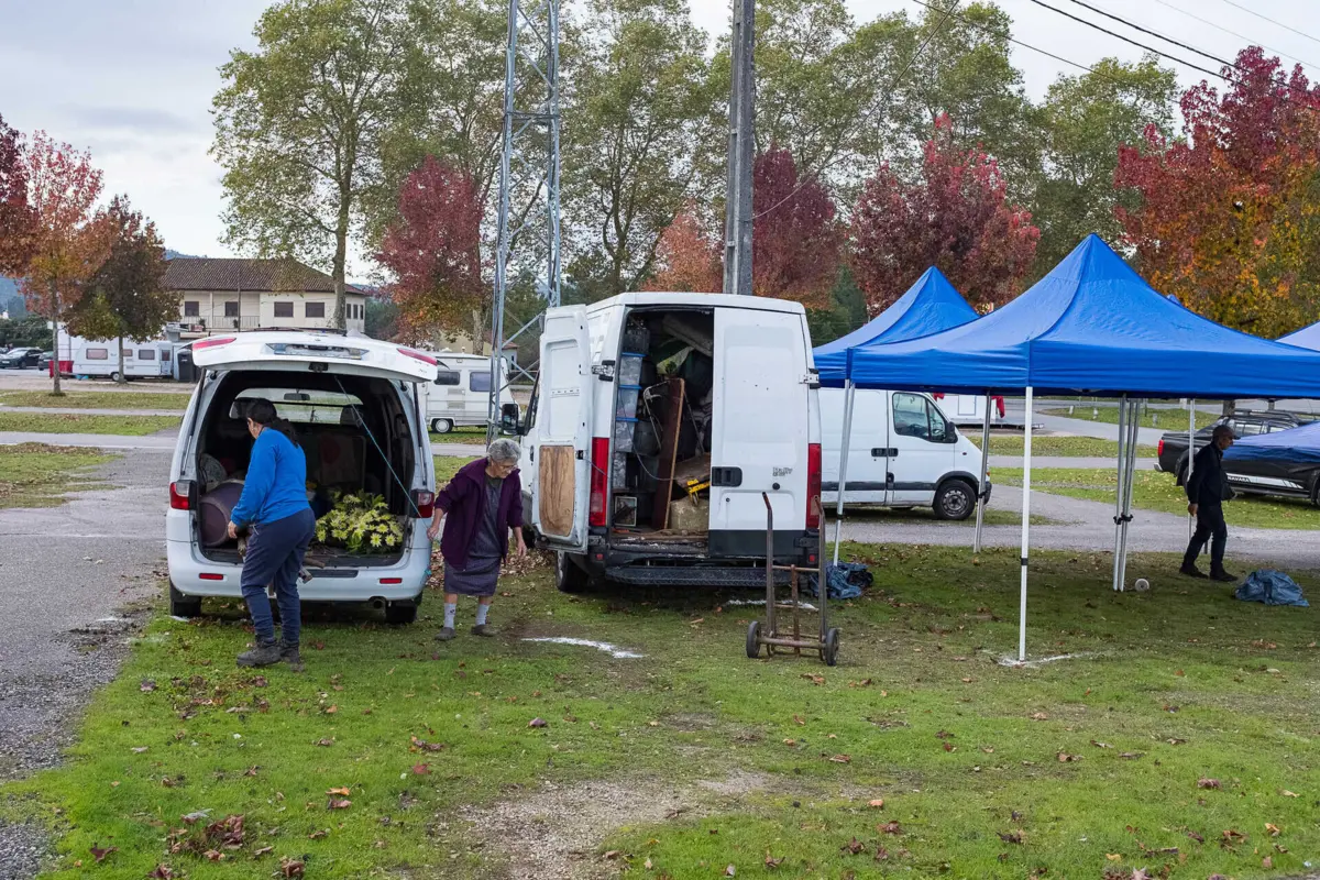 Primeiros vendedores já estão a montar as bancas para a feira anual de Todos os Santos em Cerdal