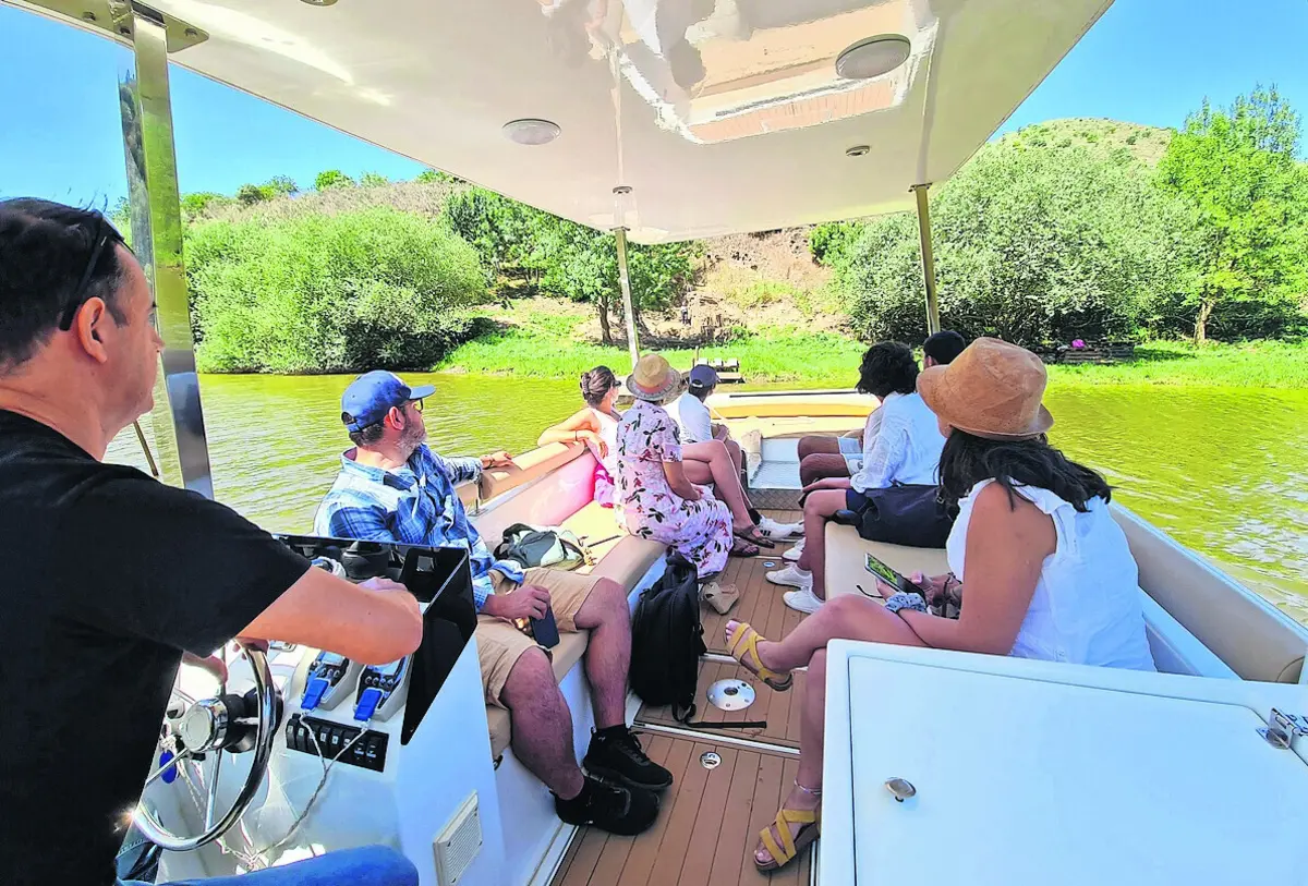 Nova atração no Côa é ver as gravuras num barco a energia solar