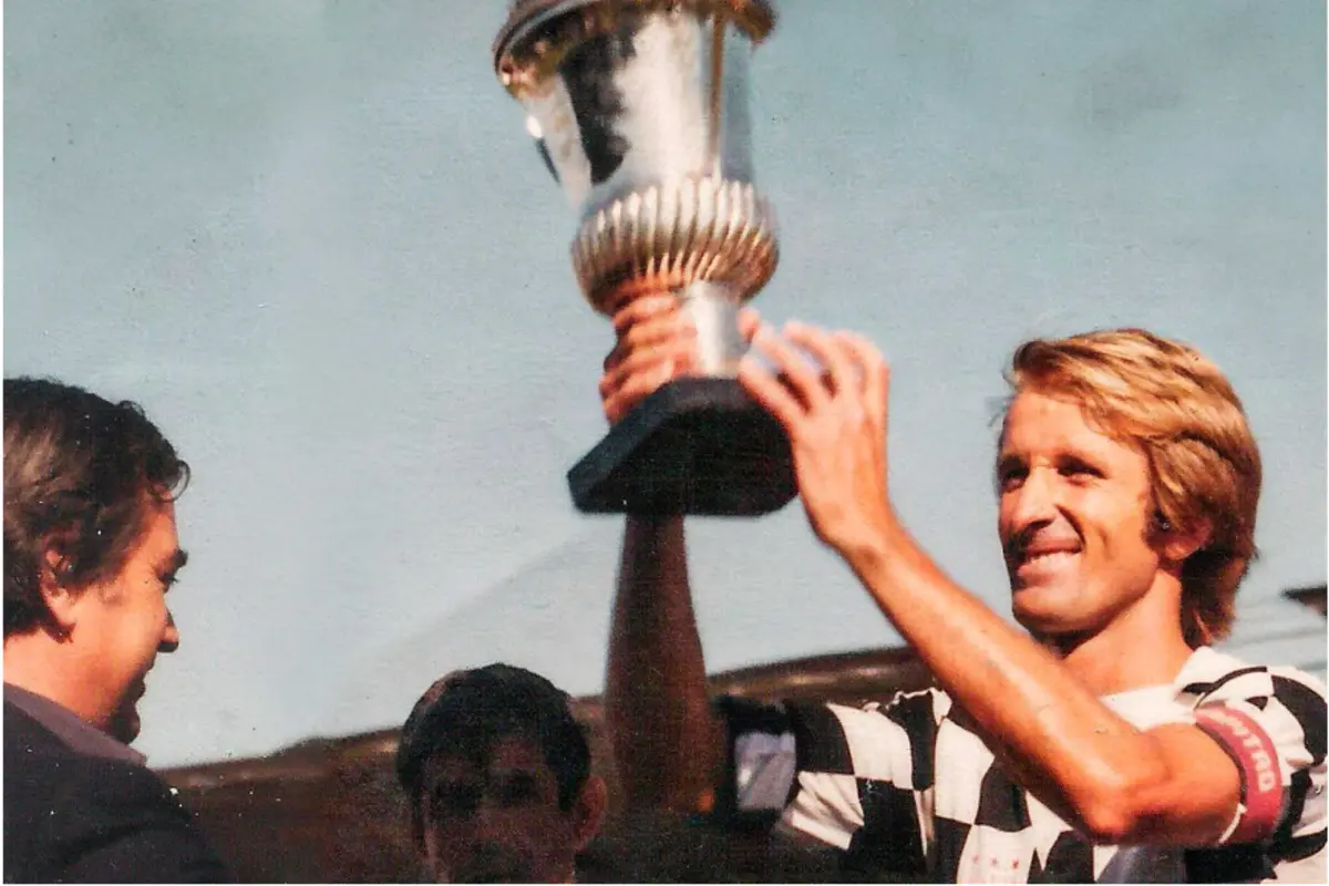 Artur Ferreira a erguer uma taça enquanto capitão dos axadrezados