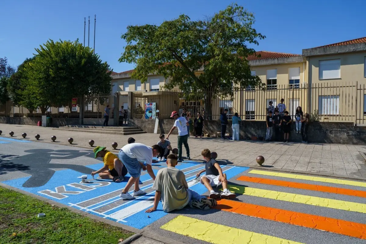 Imagem de contexto do artigo Kiss & Ride: escola em Guimarães testa zona com paragens para deixar e recolher alunos