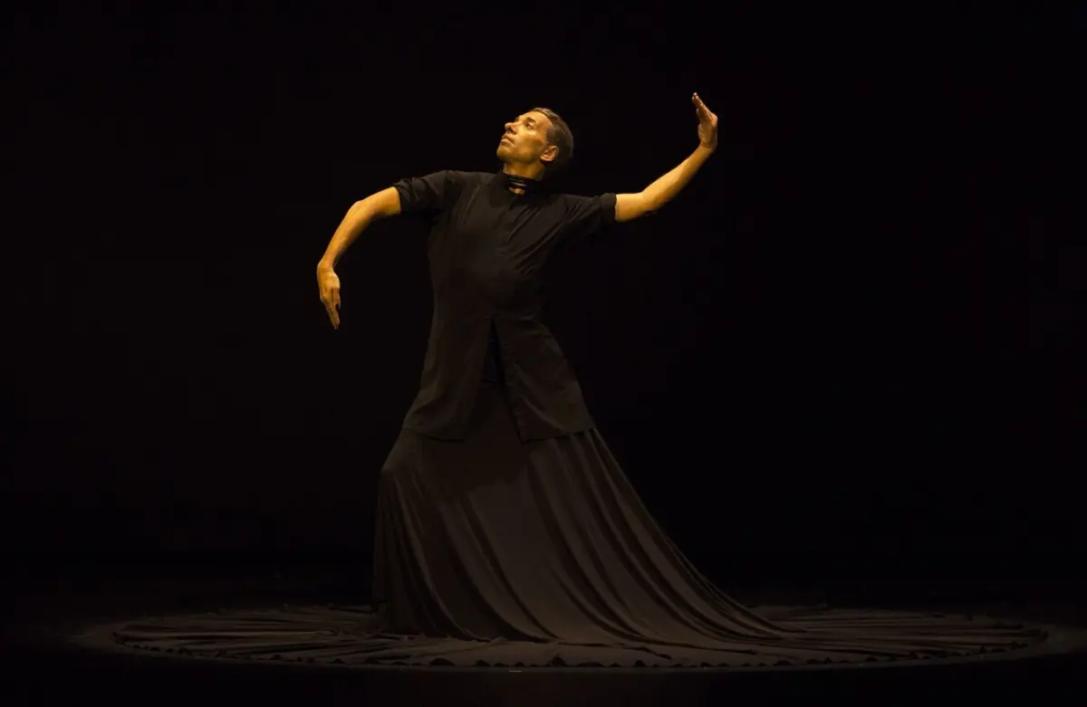 Israel Galván traduz o clássico de Stravinsky para a linguagem flamenca, esbatendo fronteiras entre tradição e vanguarda, desafiando convenções.