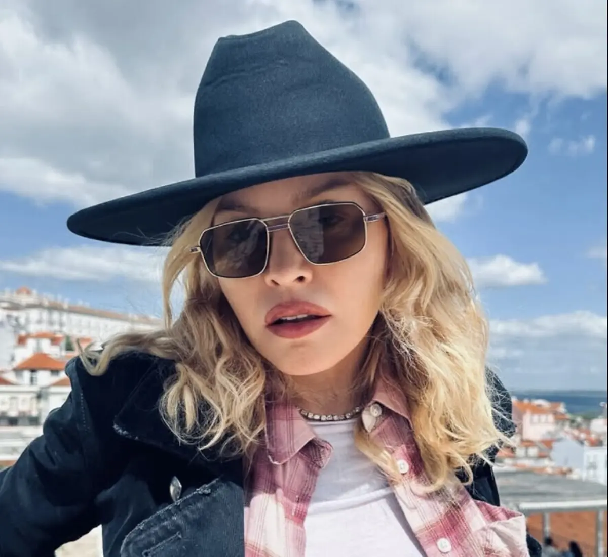 A rainha da pop regressou a Portugal com o namorado. Além de Lisboa, voltou à Comporta