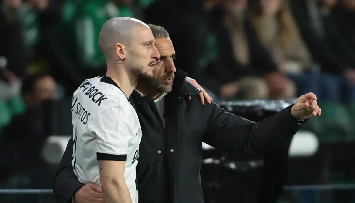 Rui Borges dá indicações a Nuno Santos, que voltou a jogar pela equipa principal do Sporting