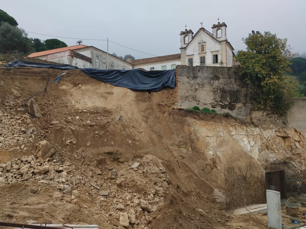 O muro ruiu na sexta-feira