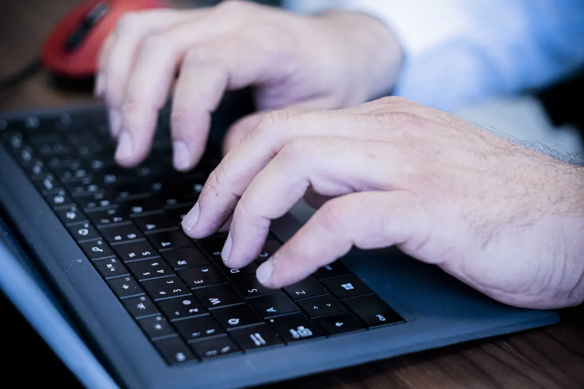 O adulto incentivava o menor a partilhar imagens íntimas e a praticar atos sexuais via online