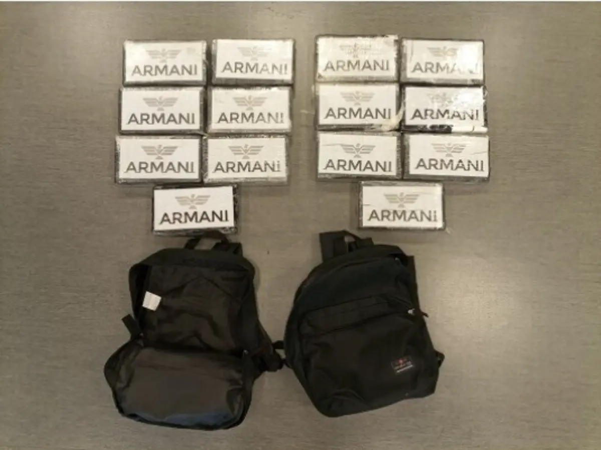 Imagem de contexto do artigo Funcionário do aeroporto disfarçou-se de passageiro para recolher meio milhão de euros em cocaína