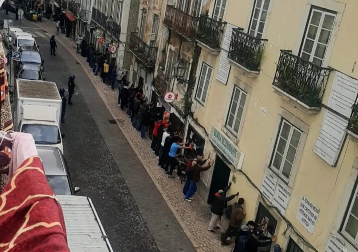 Pessoas estiveram encostadas à parede na Rua do Benformoso. Partidos de Esquerda querem ouvir ministra da Administração Interna. Montenegro realça importância de policiamento visível