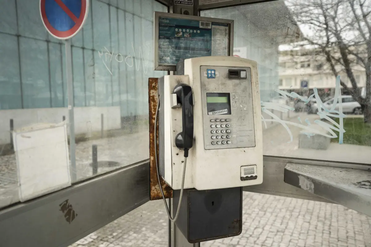 Há quem teime em não deixar morrer a memória das cabinas telefónicas