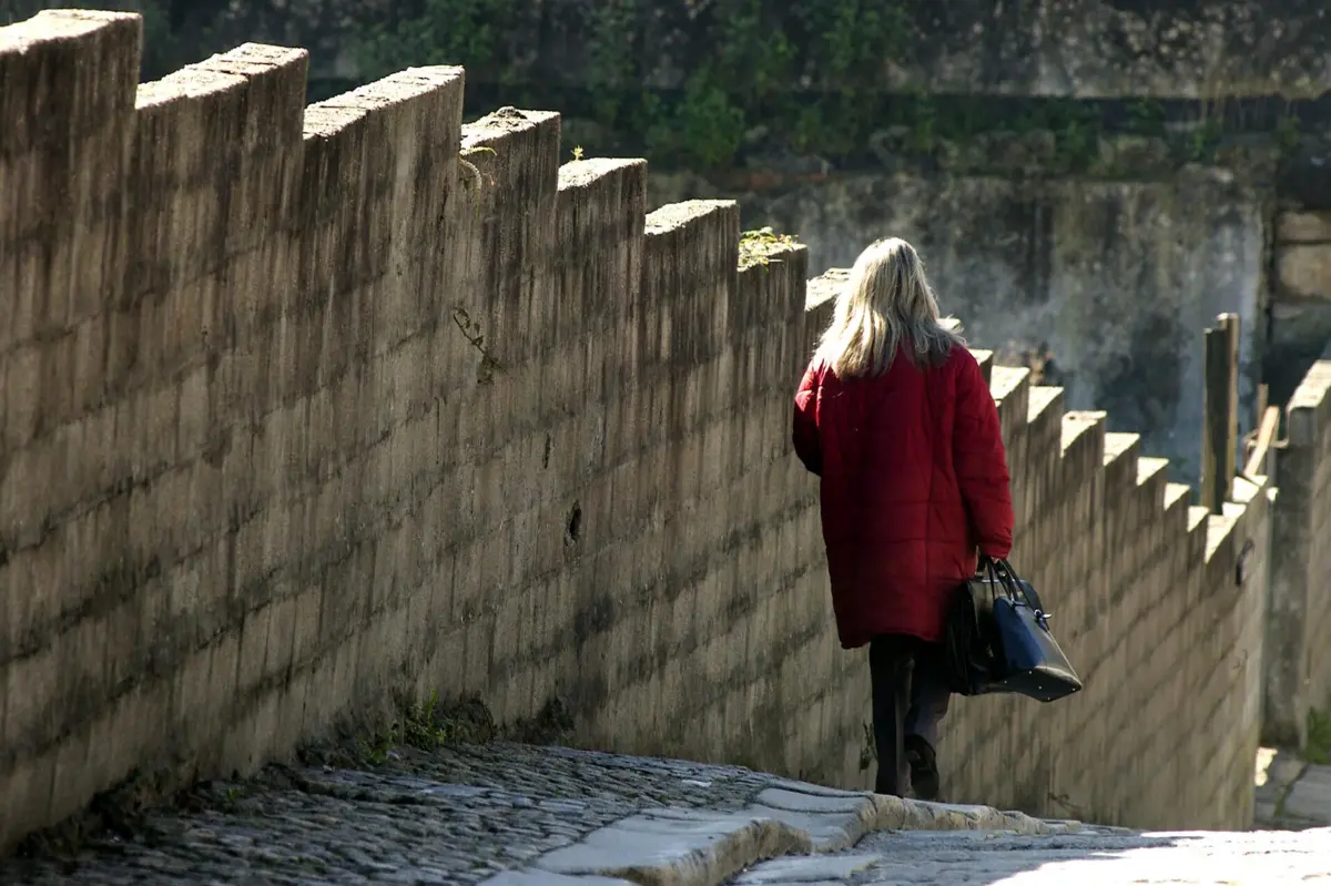 As mulheres a partir dos 60 anos são as que mais procuram o apoio da linha SOS Voz Amiga