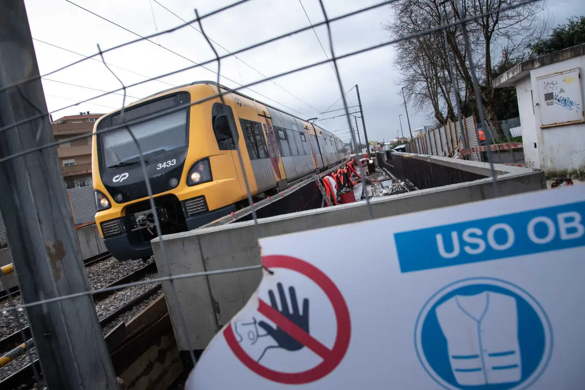 Imagem de contexto do artigo Abatimento de terras em Gaia limita circulação de comboios na Linha do Norte