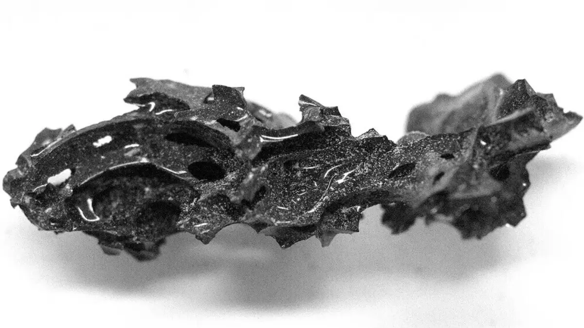 A vitrificação ocorreu quando o indivíduo foi atingido por uma nuvem de cinzas sobreaquecidas que depois se dissipou rapidamente