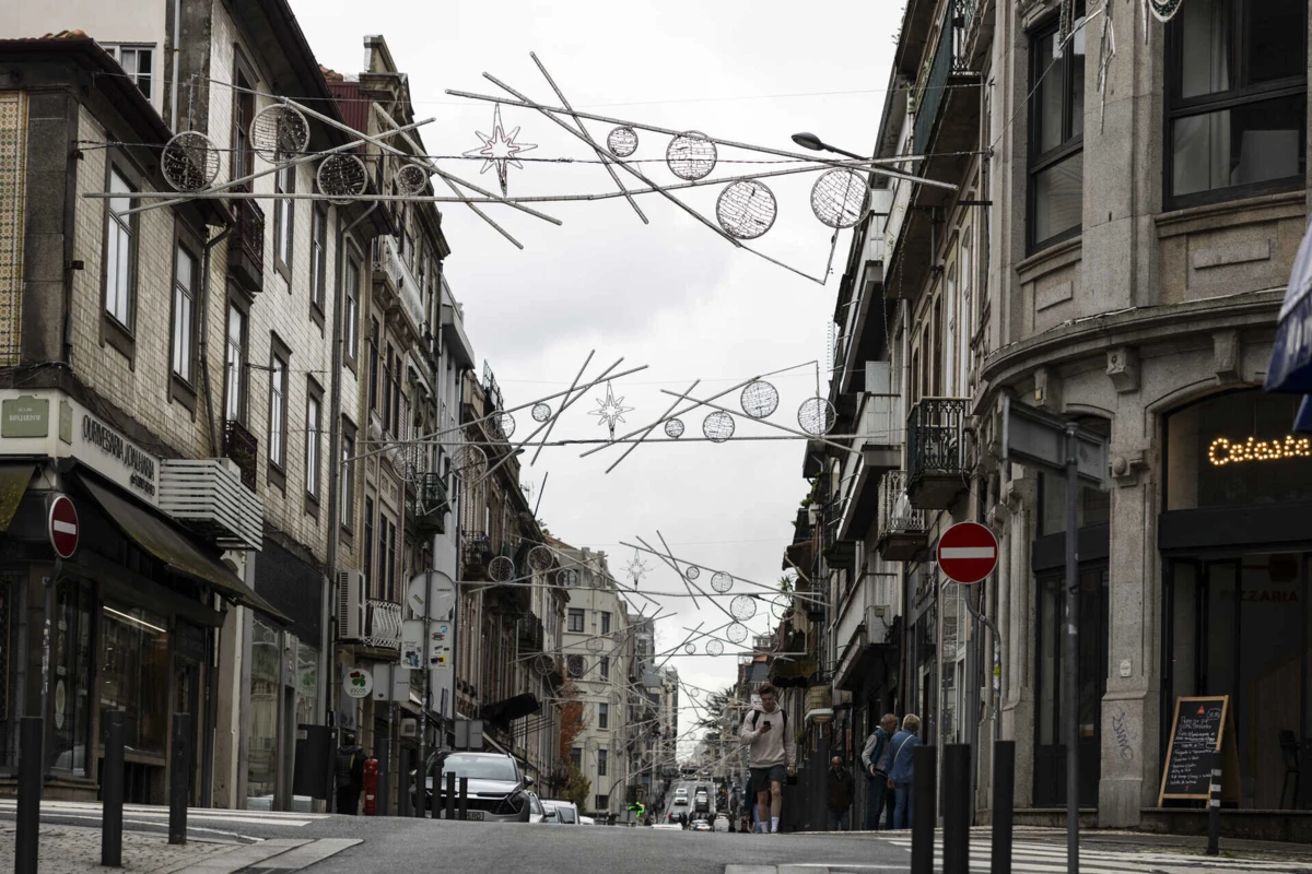 Na Rua de Fernandes Tomás, na Baixa, estruturas das luzes já estão montadas