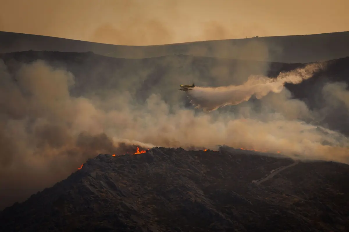 Fogo terá de ser combatido com meios aéreos devido à dificuldade de acesso por via terrestre