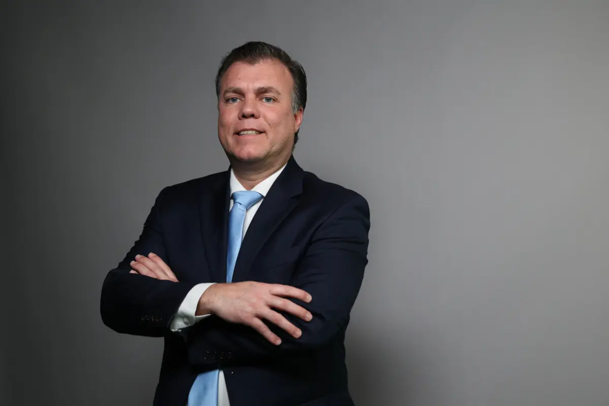 Imagem de contexto do artigo Líder do ADN recusa confusão com AD e garante que portugueses "não são burros"