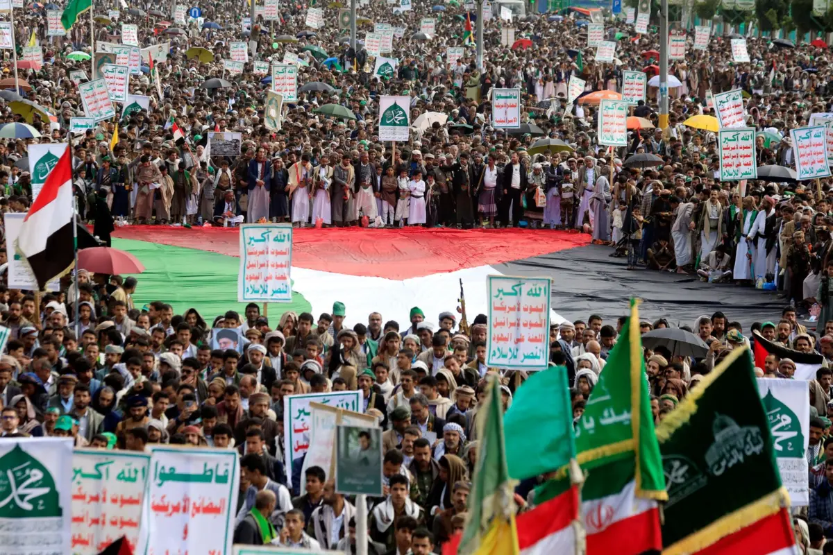 Os huthis, cujo regime tem o apoio do Irão, têm repetidamente lançado mísseis contra Israel desde que o Estado judaico iniciou a guerra contra o grupo islamista Hamas na Faixa de Gaza