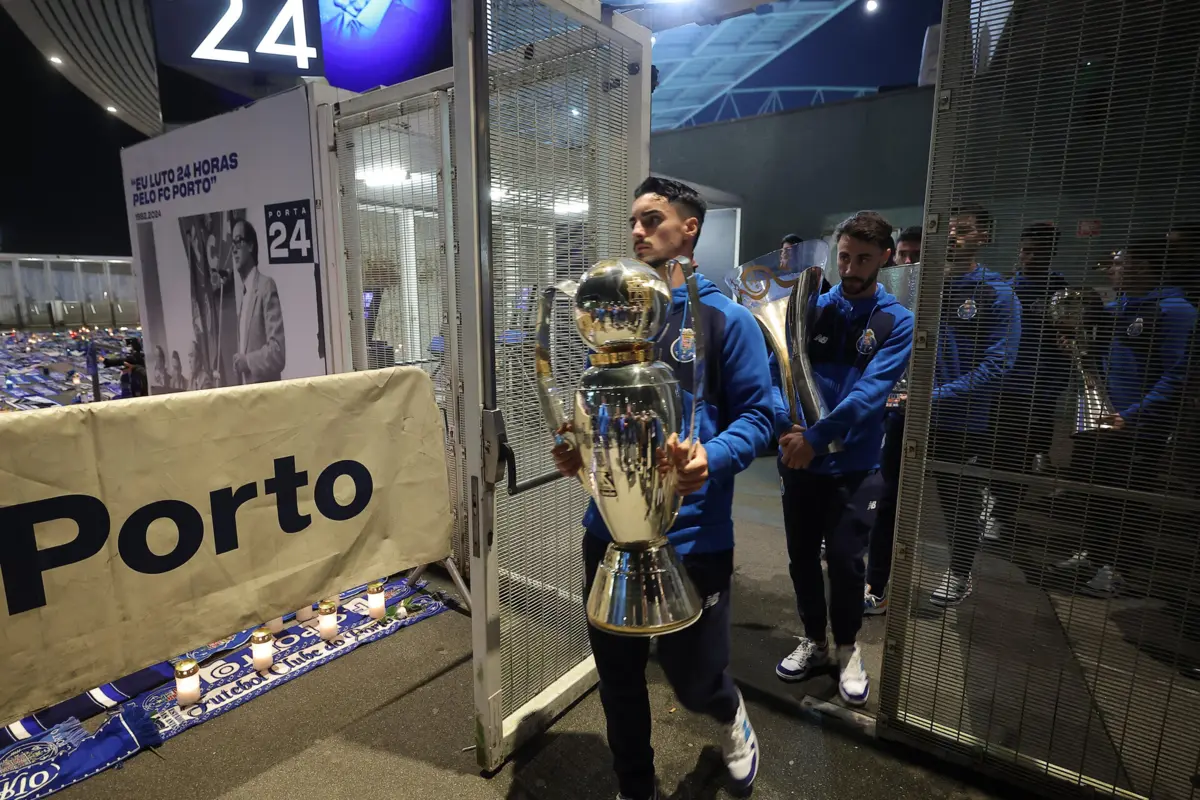 Imagem de contexto do artigo Vitória, flores e taças: Imagens do tributo do plantel do F. C. Porto nas Antas e no Dragão