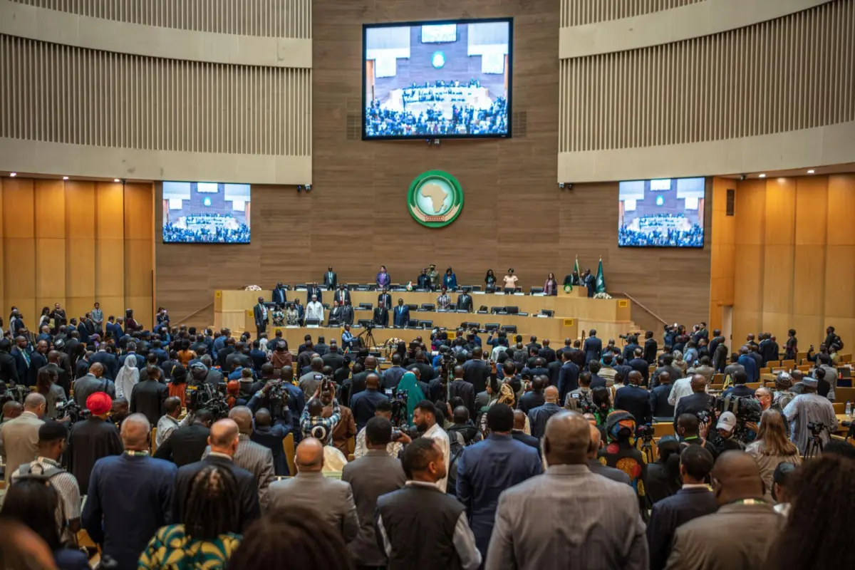 Delegados participam na cerimónia de encerramento no Salão Nelson Mandela durante a 39.ª Sessão Ordinária da Assembleia da União Africana, na sede da UA em Adis Abeba