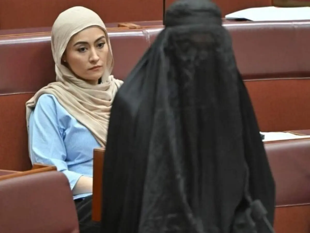 Imagem de contexto do artigo Deputada australiana de extrema-direita sai do Parlamento e volta vestida com burca