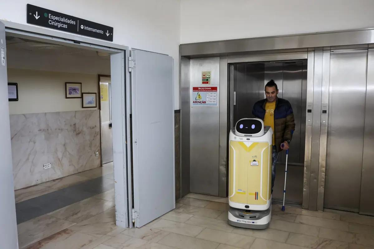 Imagem de contexto do artigo Robôs ajudam utentes e profissionais no hospital da Figueira da Foz: "É funcional e prático"