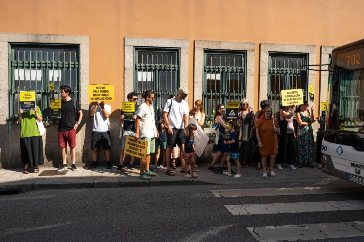 Imagem de contexto do artigo Manifestação para reduzir velocidade em Costa Cabral juntou dezenas de pessoas