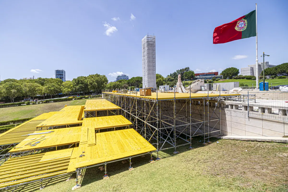 Altar-palco está a ser montado no Parque Eduardo VII, em Lisboa