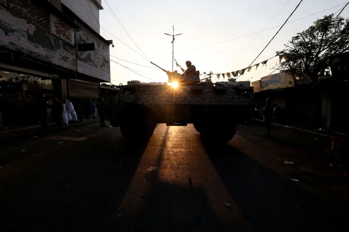 Israel acusou o Hezbollah de tentar reconstruir as instalações militares e, por isso, mantém posições em cinco locais no sul do Líbano