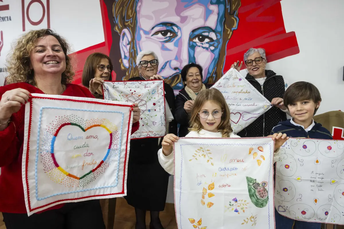 Lenços foram bordados ou pintados pelos participantes