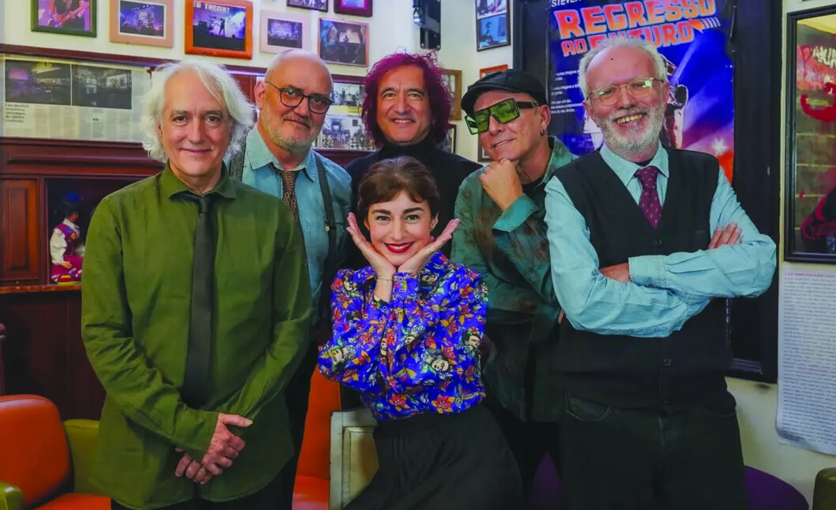 Rita Redshoes ladeada por José Peixoto, Manuel Paulo, Norton Daiello, Ruca Rebordão e João Monge