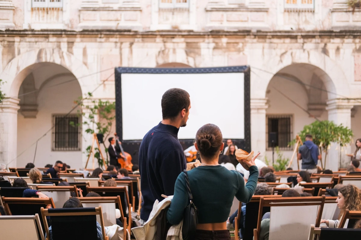 O The Black Cat Cinema leva cinema ao ar livre a vários locais da capital.