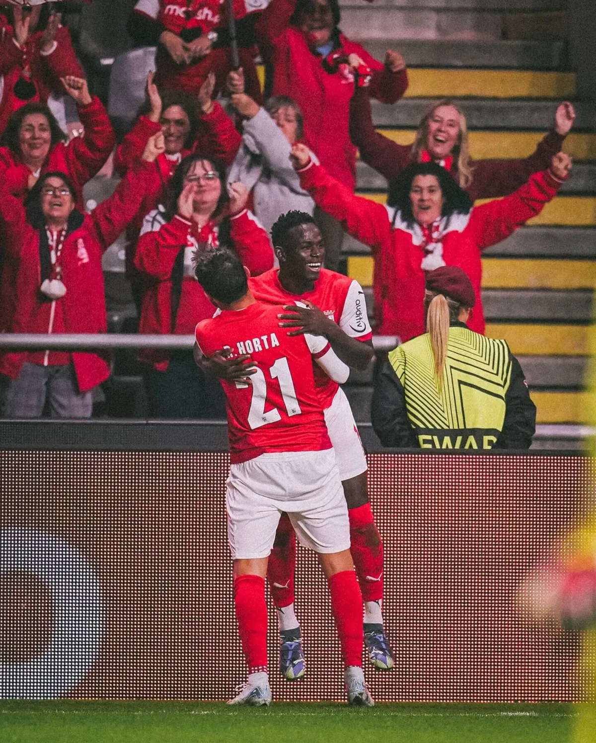 Roger festeja com Ricardo Horta o segundo golo do Sporting de Braga frente ao Hoffenheim