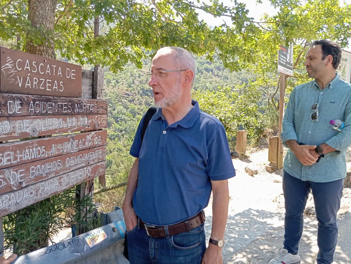 Alfredo Maia e Belmiro Magalhães (PCP) durante a visita