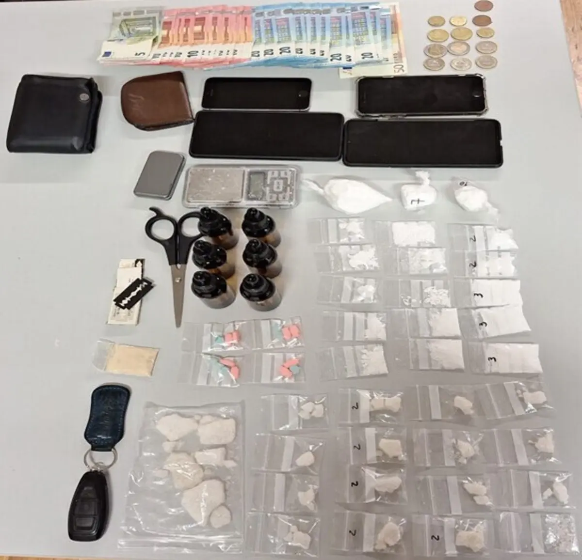 Foram apreendidas centenas de doses de estupefacientes, balanças de precisão, 620 euros e a viatura usada na distribuição