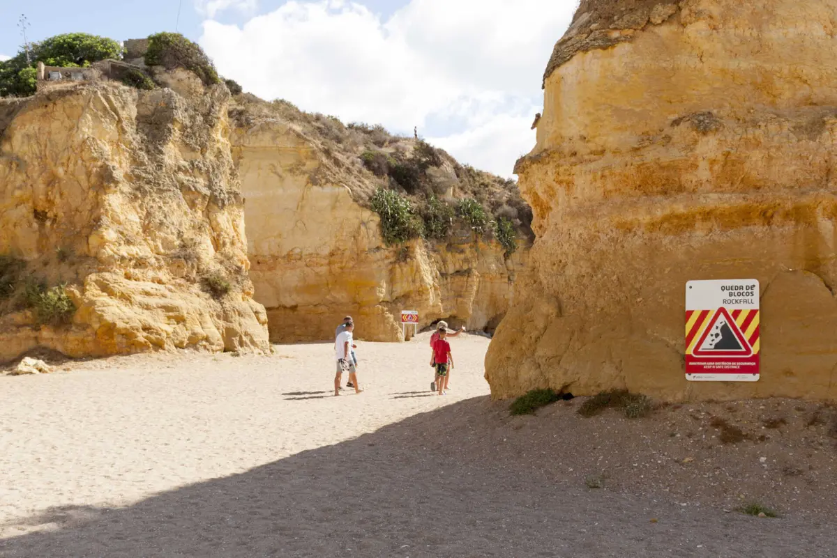 APA tem colocado sinalização nas praias a alertar para o risco de queda de blocos