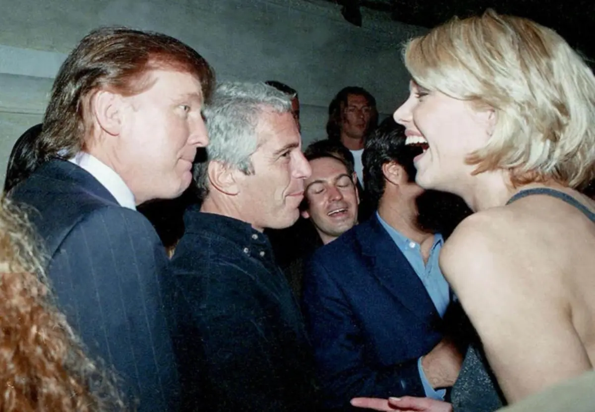 Donald Trump com seis mulheres com o rosto censurado, em fotografia retirada do espólio de Jeffrey Epstein.