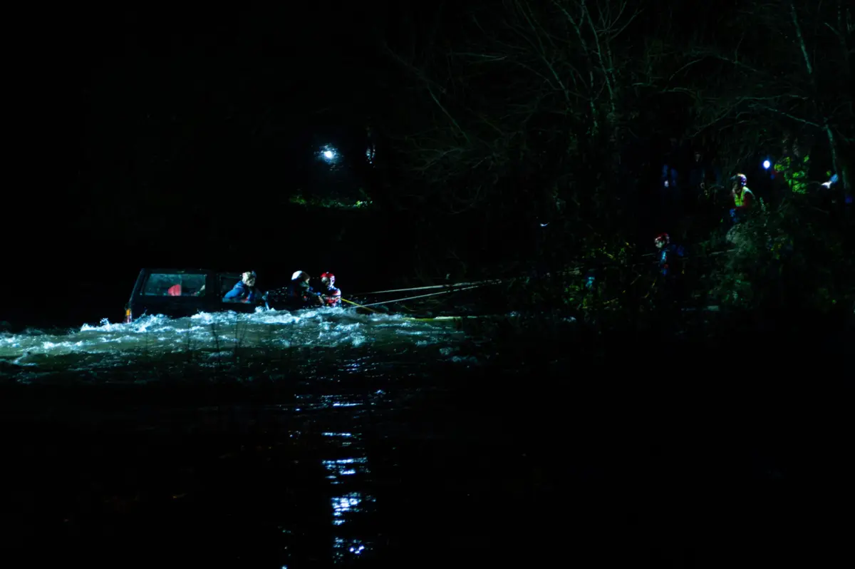 O jipe ficou preso no meio da água