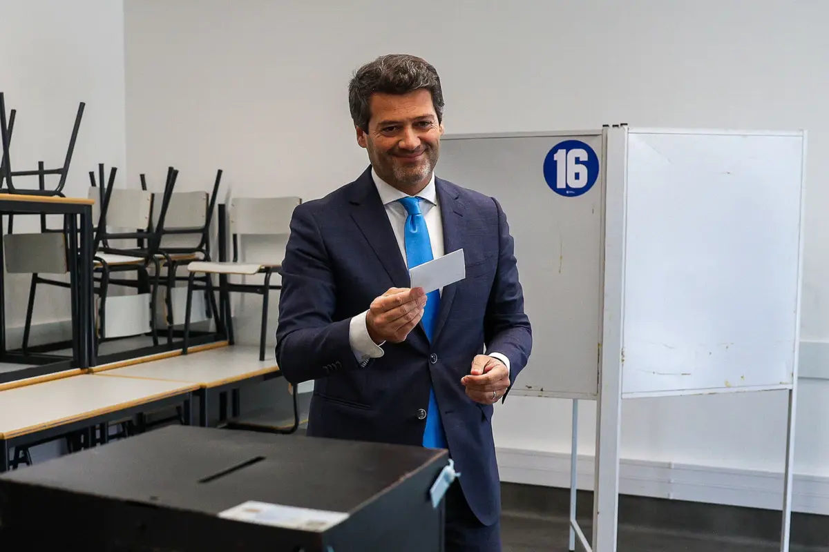 Saiam de casa, não deixem ninguém escolher por vocês, não se fiquem a queixar nas redes sociais, nas televisões, nos jornais, saiam de casa e votem", afirmou