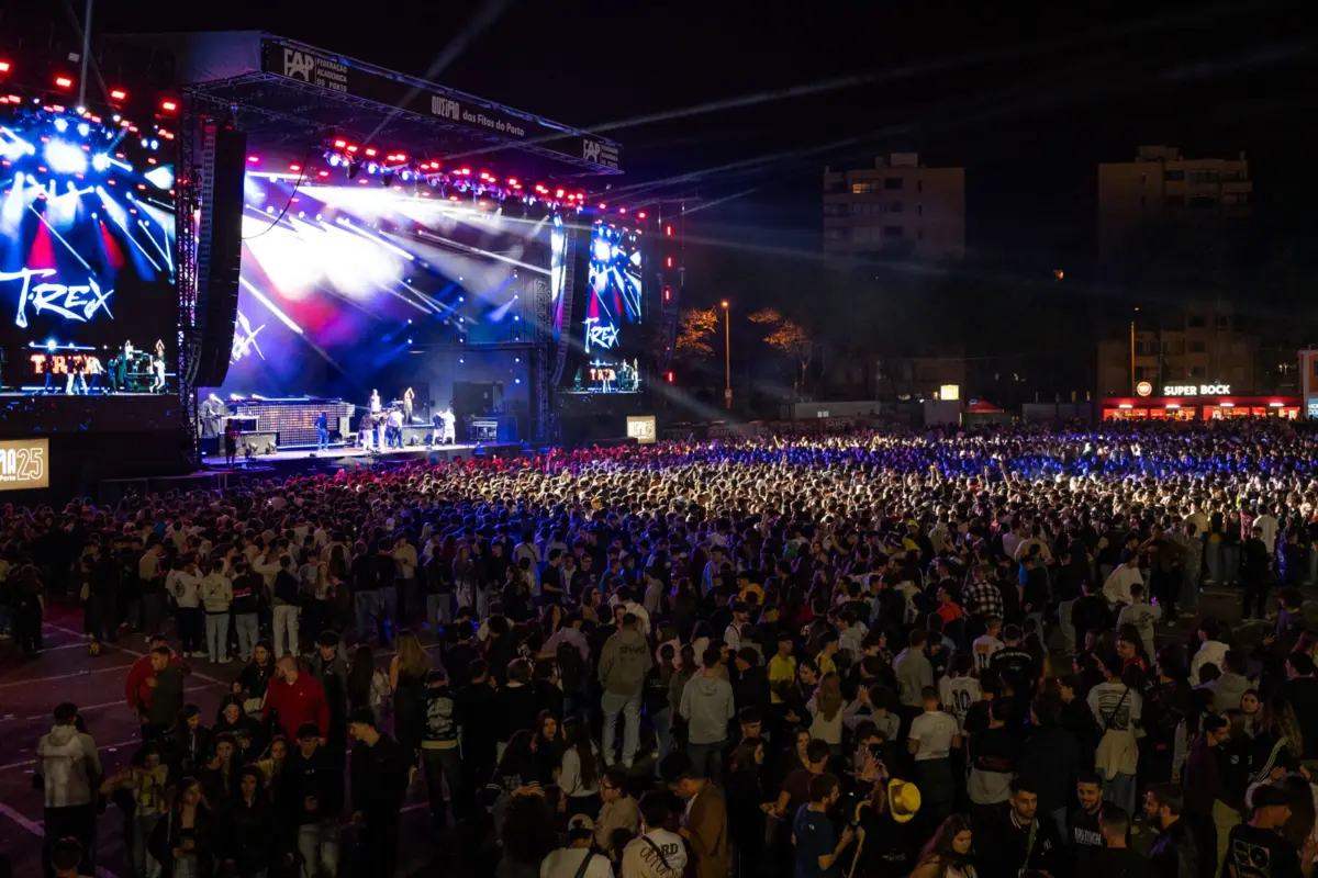 Muitos sorrisos nas noites do Queimódromo, que recebe milhares de estudantes em festa