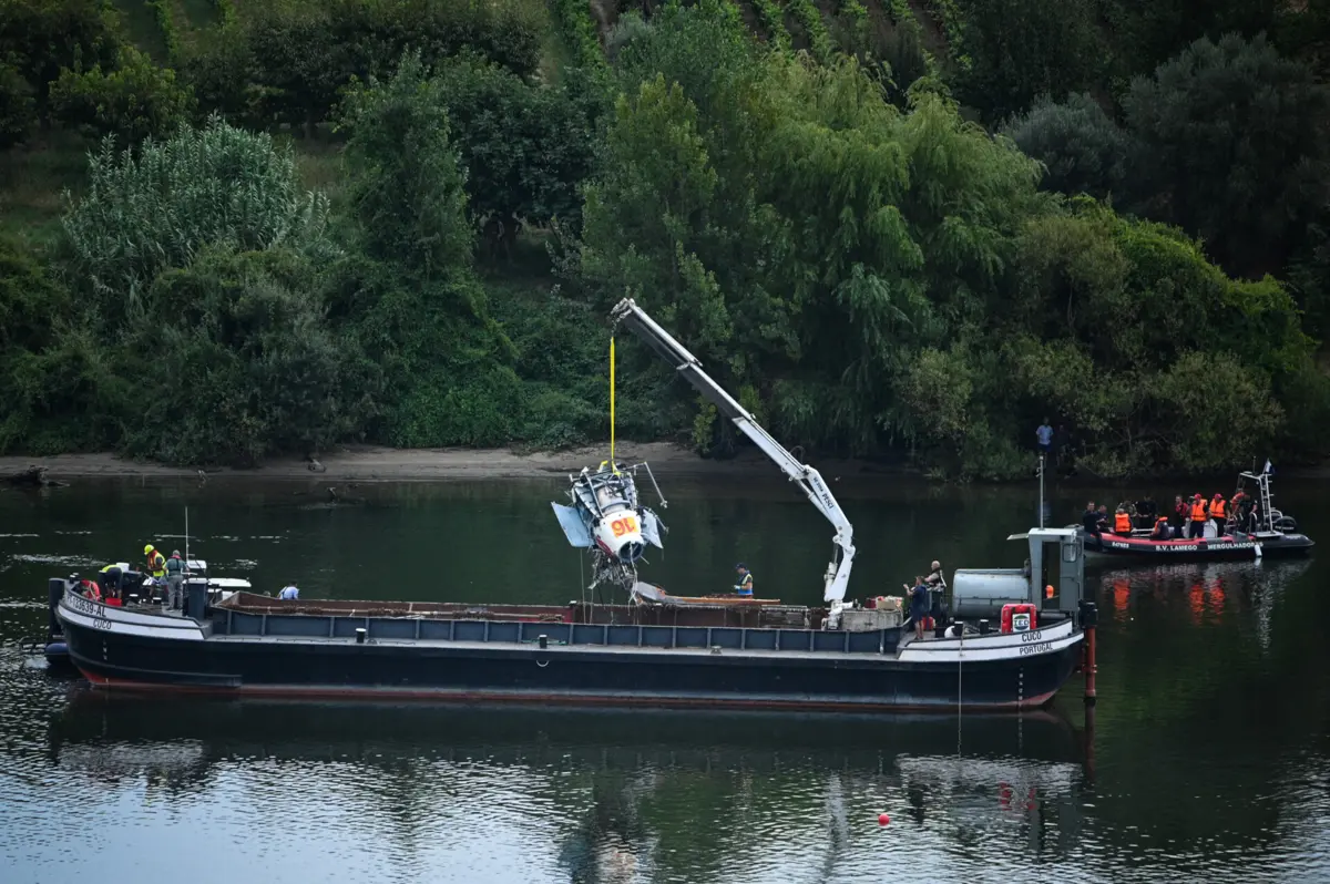 Helicóptero a ser retirado do rio