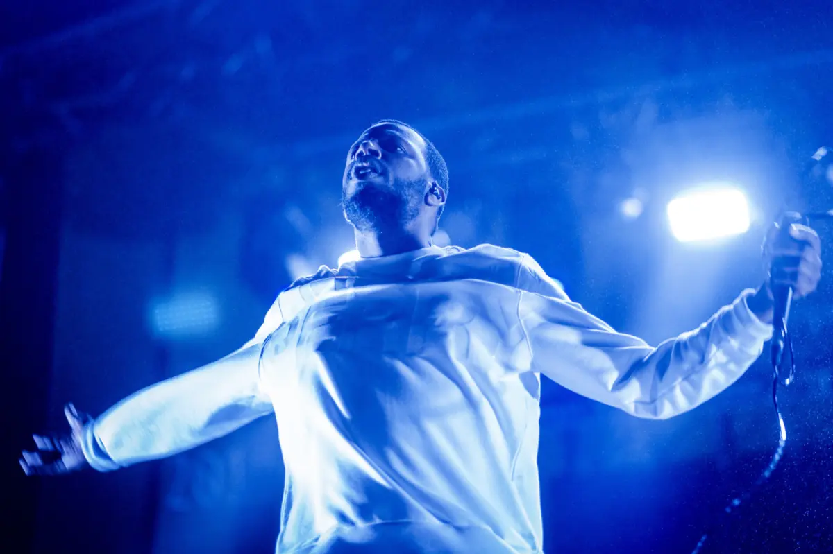 Dino D'Santiago atua no segundo dia do festival, a 2 de dezembro