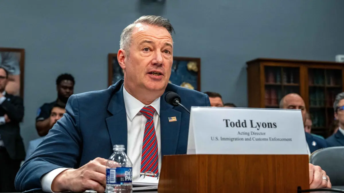 Demite-se diretor interino do ICE responsável por plano de deportação de Trump - JN