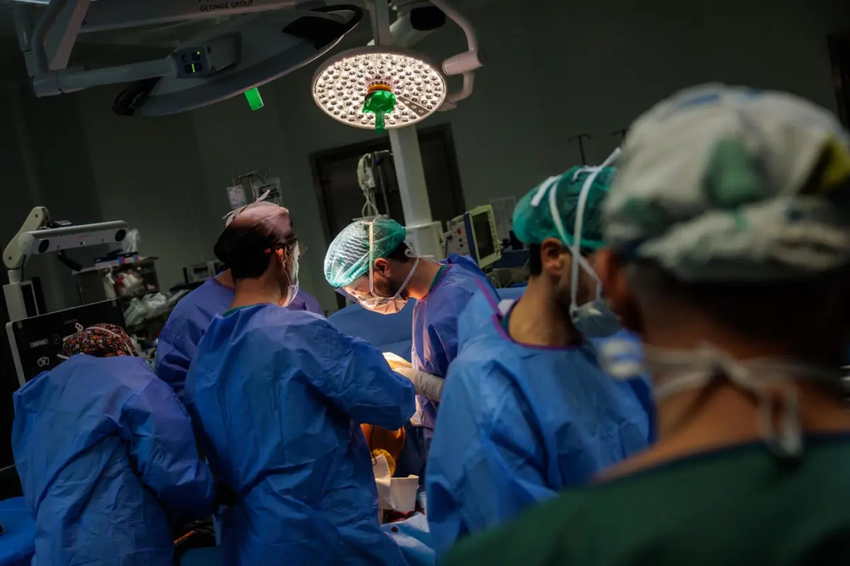 Imagem de contexto do artigo Homem doa dois órgãos à filha no primeiro transplante combinado de dador vivo em Itália