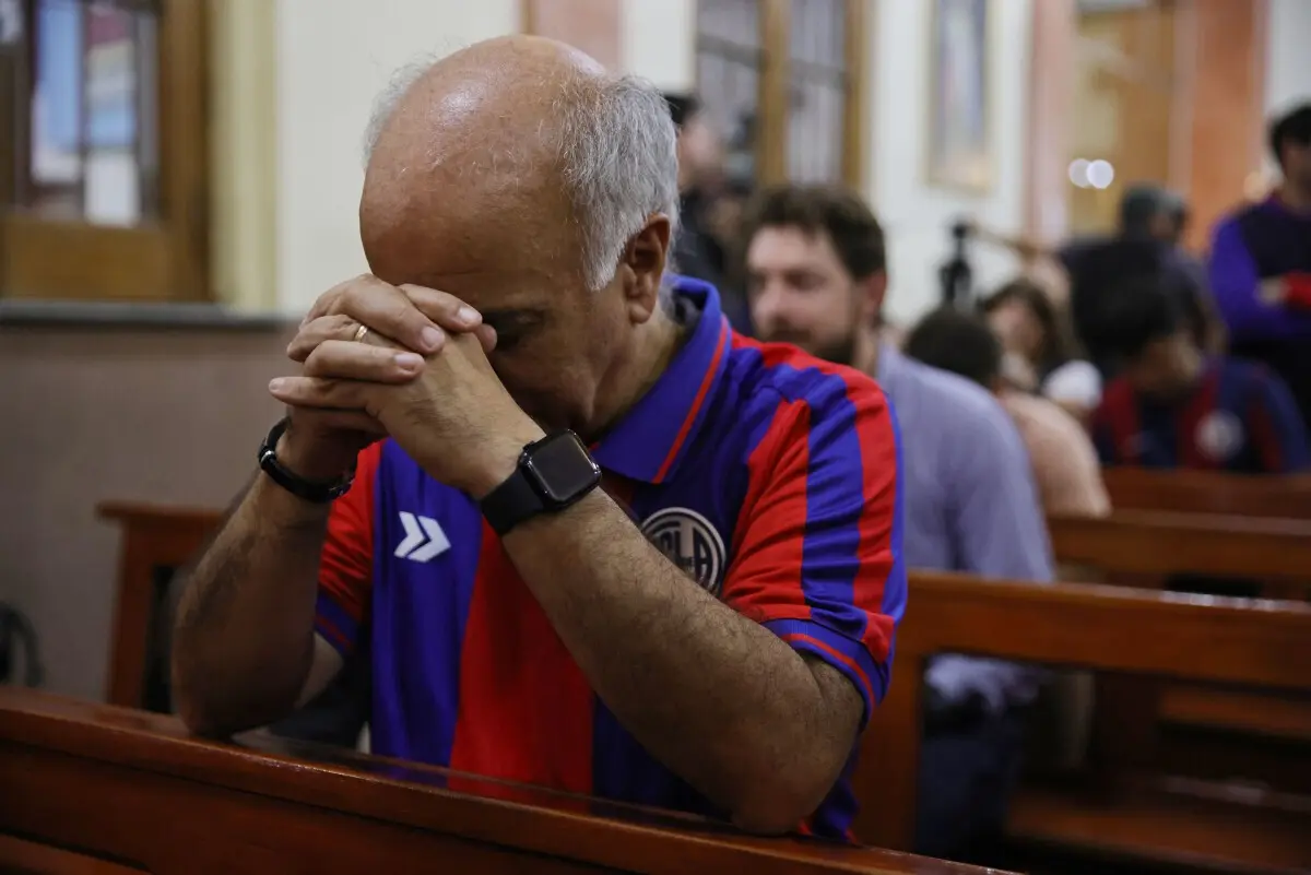 Cerca de 200 pessoas, com a camisola do clube, reuniram-se na capela onde o San Lorenzo foi fundado