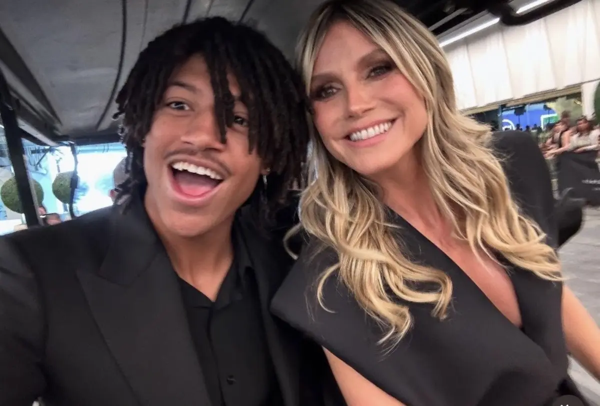 Mãe e filho surgem juntos numa sessão inédita, num retrato de cumplicidade que cruza duas gerações ligadas ao mundo da moda