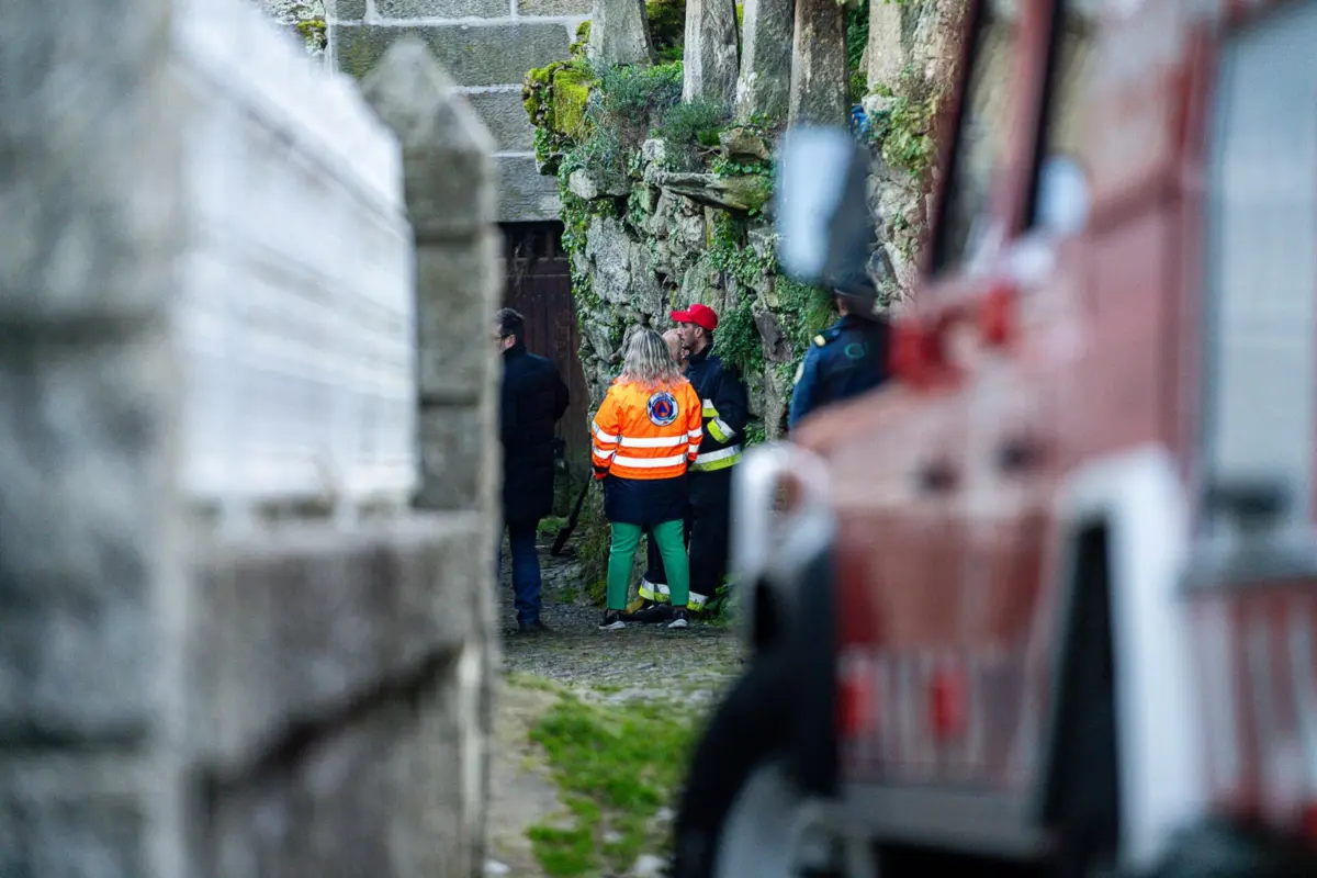 Ontem, as buscas nos escombros, no interior da habitação, revelaram-se inconclusivas