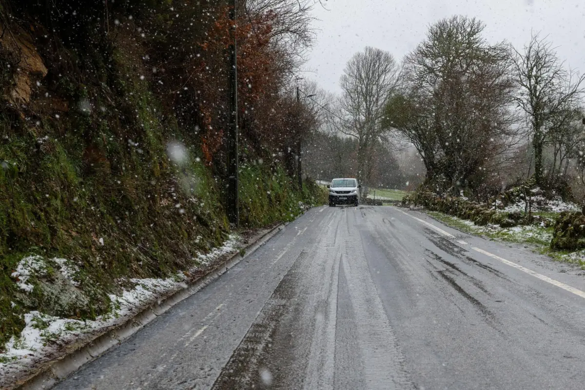 Imagem de contexto do artigo Queda de neve corta estradas entre Cinfães e Castro Daire