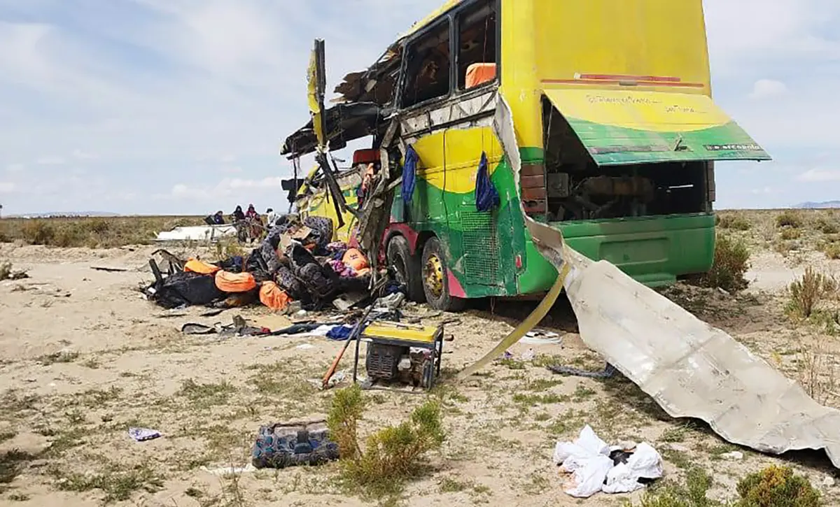 No sábado, a colisão frontal de dois autocarros fez 37 mortos e 30 feridos perto da cidade de Uyuni, em Potosí